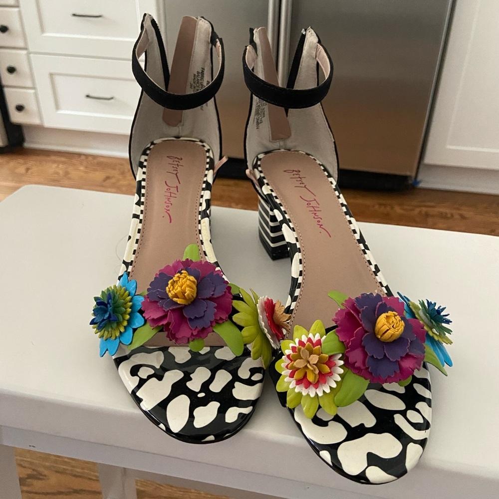 Betsey Johnson strappy flower sandals size 7.5.